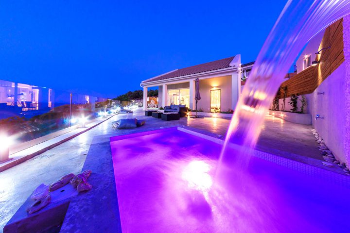cavo mare deluxe villas - συγκρότημα βιλών και πισίνα κατασκευασμένα με δομικά υλικά από την εταιρεία ραψομανίκης.
